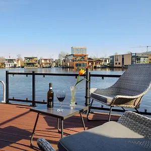 Bed and breakfast Houseboat Studio With Canalview And Free Bikes, Ámsterdam